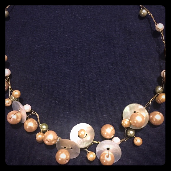 Artisan-made mother of pearl & gold wire necklace - Picture 3 of 8